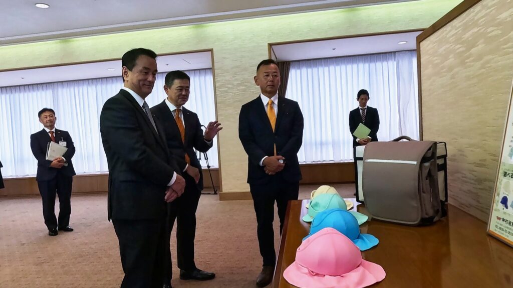 表彰式会場の展示ブースで「まもる君」をご覧いただく様子